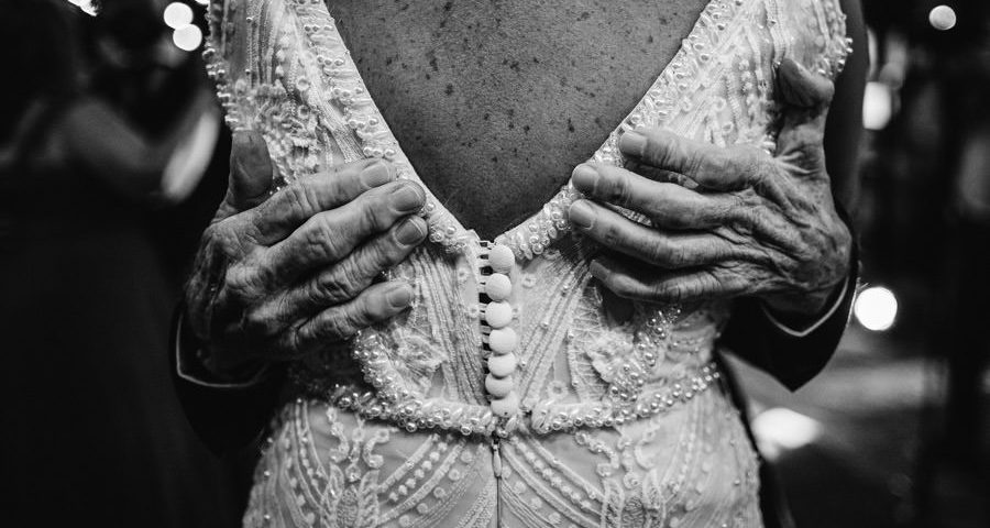 fotografia de casamento abraco ao pai maos velhas