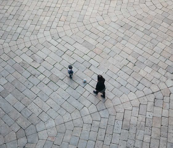 Road Trip em familia mae filho jogar futebol na praca verona italia vista de cima